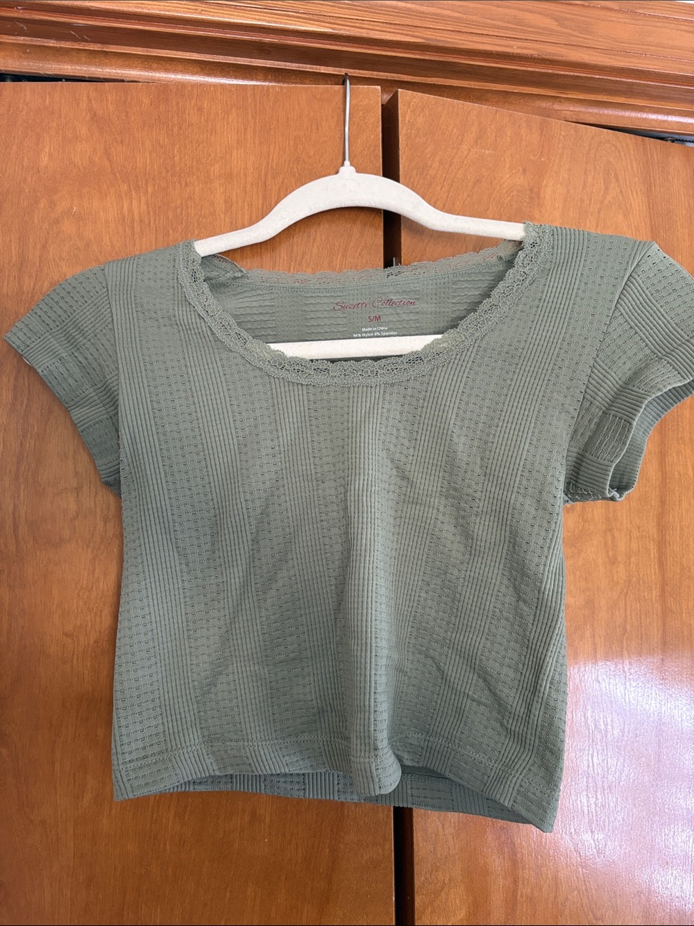 LIKE NEW Lace Olive Green Short Sleeve Knit Top